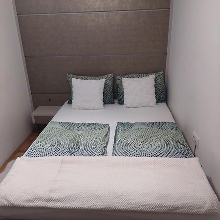Appartamento Carmen Deluxe Novi Sad Esterno foto