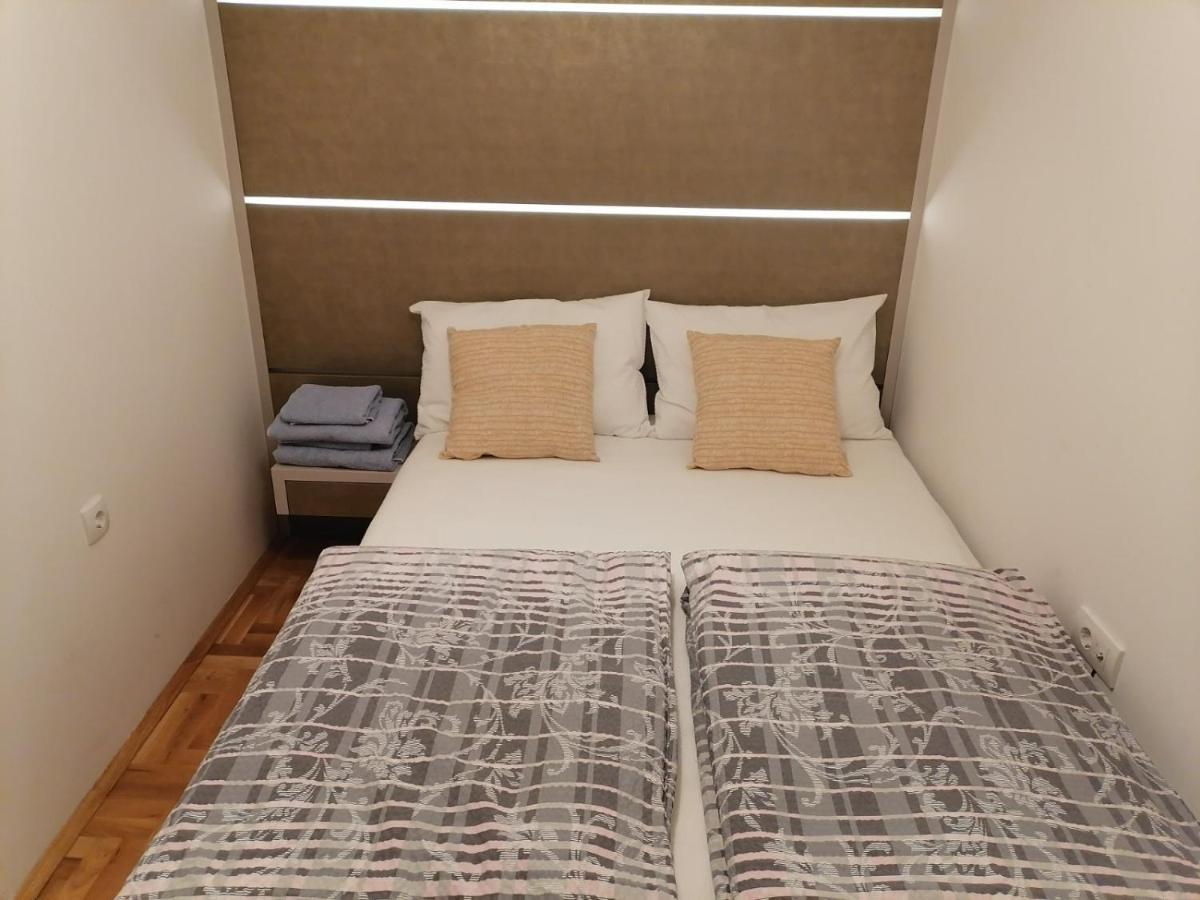 Appartamento Carmen Deluxe Novi Sad Esterno foto